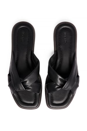 Black Slippers i læder med knude