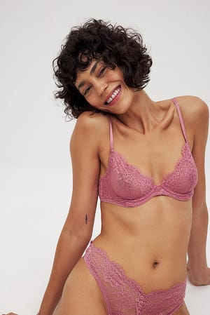 Dusty Pink String en dentelle