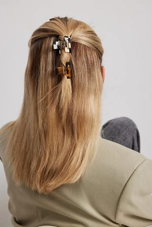 Easy Claw Clips Hairstyles to Upgrade Your Everyday Looks - Ciin
