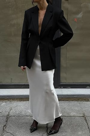 The blazer + maxi skirt combo is perfect for a fall workwear look