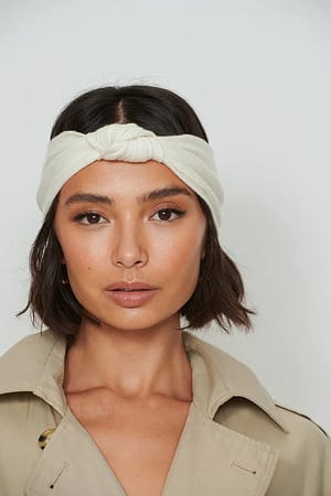 How To Wear A Headband: 8 Stylish Ways
