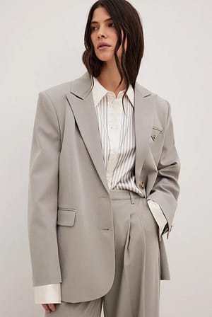https://www.na-kd.com/resize/globalassets/magazine/interview-outfit-tips-how-to-dress-for-an-interview/interview-outfit-tips_-how-to-dress-for-an-interview.jpg?ref=043B02F44E&quality=80&sharpen=0.3&width=300