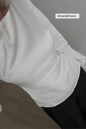 Pearl White Blusa assimétrica aberta nas costas