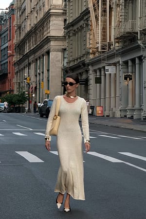 Cream Dzianinowa sukienka maxi z długimi rękawami