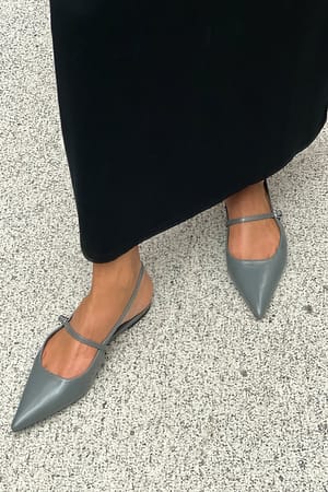 Light Grey Spetsiga flats med banddetalj