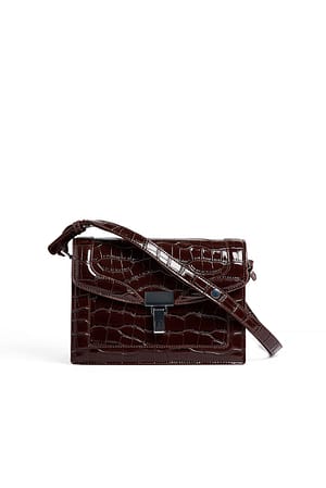 Brown Croco Mellomstor crossbody-veske med metall