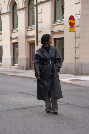 Black Cappotto trench in PU