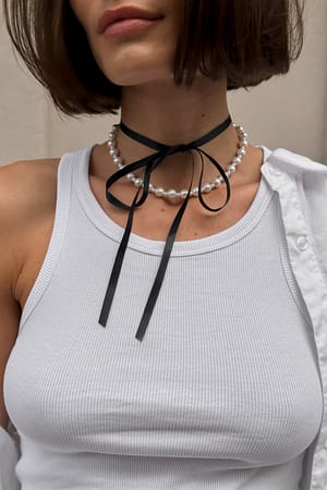 White Collar de perlas atado