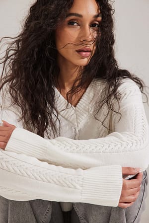 Offwhite Pullover mit Oversize-Kragen und Zopfmuster