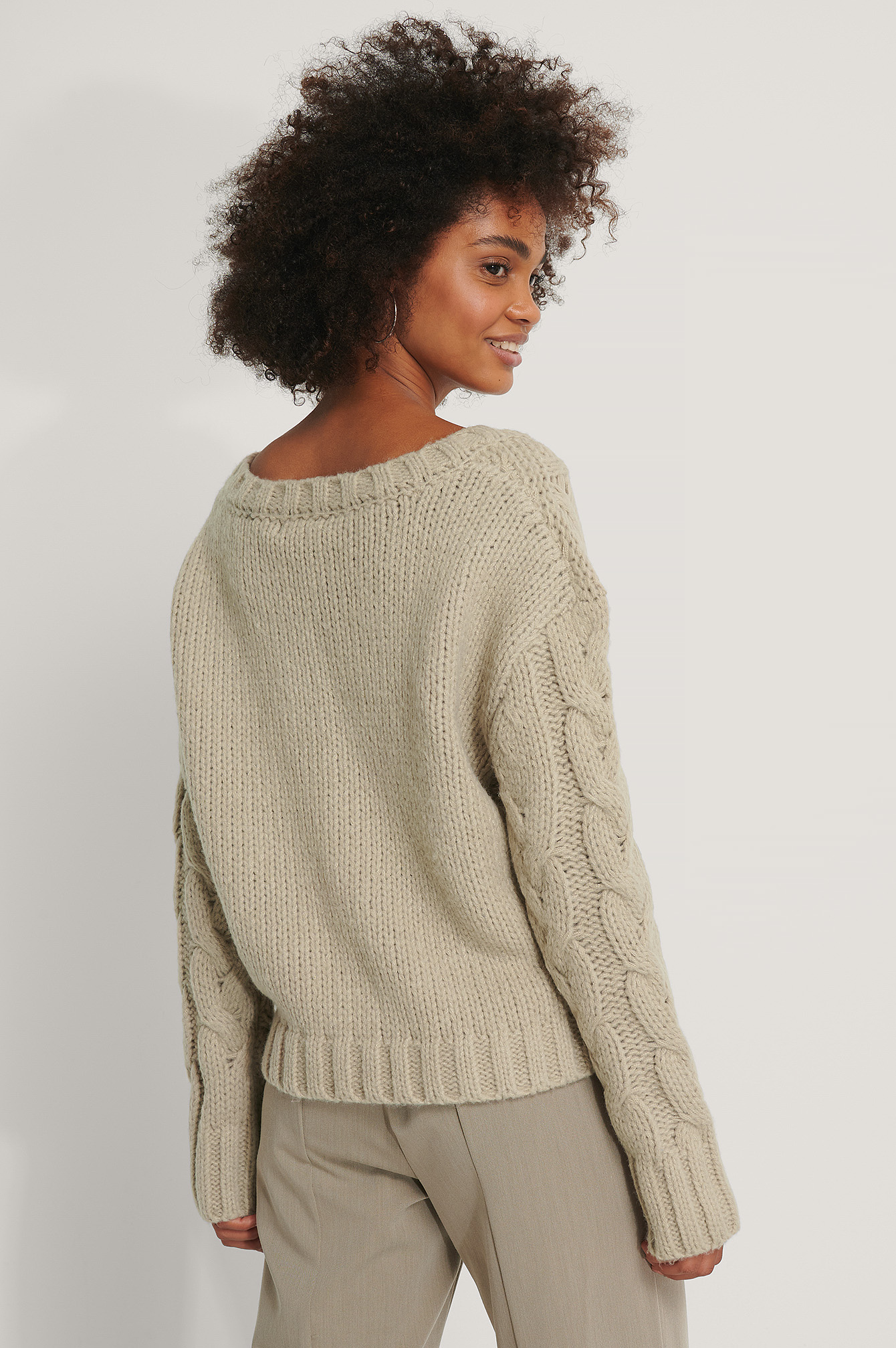 Chunky Knit V-neck Cable Sweater Beige | NA-KD