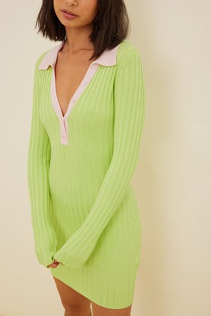 Green Ribbad klänning med kontrastdetaljer