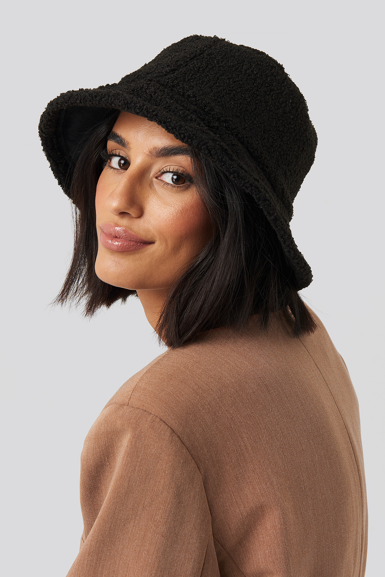 P:ReinSein/Black curly bucket hat fayrouz.ch