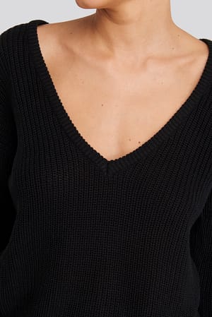 Deep Front V-neck Knitted Sweater Black | NA-KD