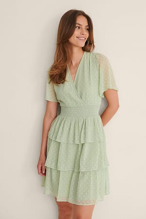 Green Recyceltes Smocked-Dobby-Kleid mit Rüschen