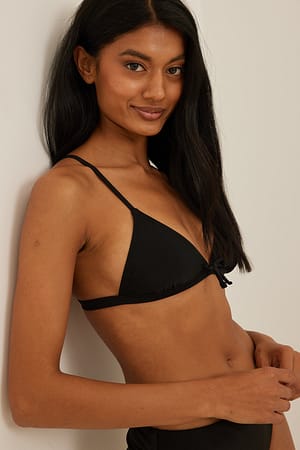 Black Recyceltes Bikini-Top mit Schnürung vorne