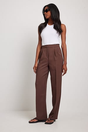 Brown Pantaloni eleganti a vita alta in tessuto plissettato riciclato