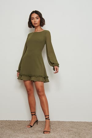 Recyceltes Kleid mit langen Rüschen-Detail und Ärmeln NA-KD | Grün