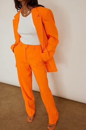 Bright Orange Blazer oversize con spalle appuntite in tessuto riciclato