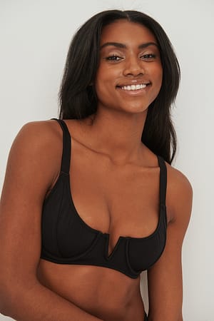 https://www.na-kd.com/resize/globalassets/nakd_shiny_v_shape_bikini_bra_1000-100848-0002_01a.jpg?ref=14C3D2CA4C&quality=80&sharpen=0.3&width=300