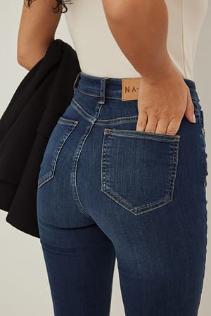 High-Waist Jeans – Hoch | Taille die auf ein modisches NA-KD