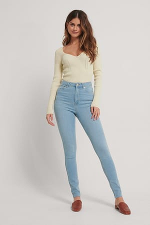 Light Blue Skinny Jeans mit hoher Taille und grobem Saum