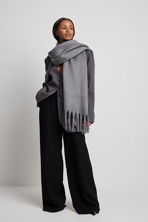 Grey Återvunnen mjuk scarf med flätade fransar