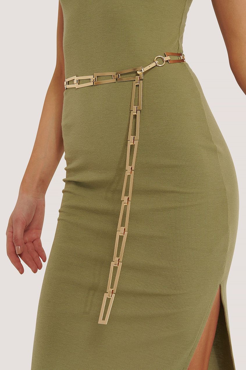 NA-KD chain belt featuring square link chains and an adjustable clasp closure. This belt comes in a gold color. Length: 105 cm / 41.3 in.