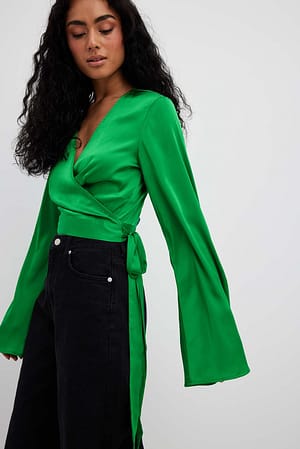 Green Blusa de raso con mangas anudadas y cruce en el frente