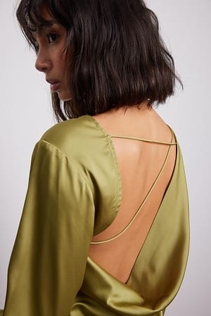 Serena eiland Buiten adem Satijnen blouse met open rug Groen | NA-KD