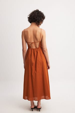 Rust Midiklänning med knytdetalj och öppen rygg