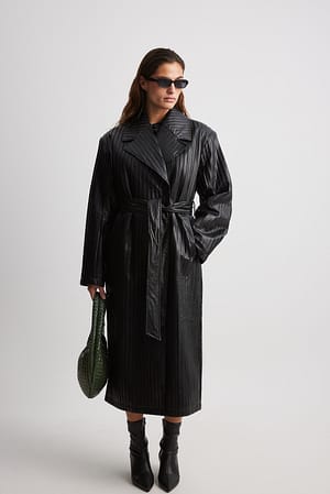 Black Trench coat oversize plissado em pele sintética