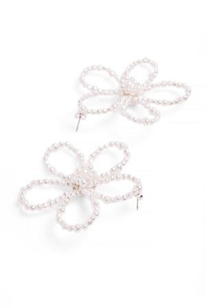 White Boucles d'oreilles fleur avec perle