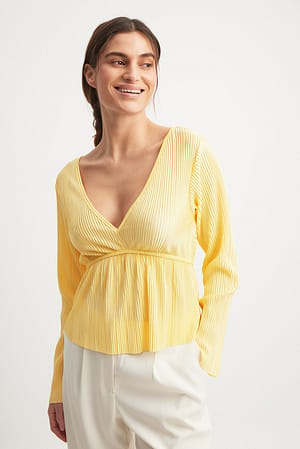 Light Yellow Bluse med lange ærmer og plisserede detaljer