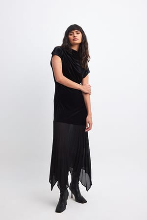 Black Midiklänning med plisserad kjol