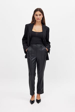 Black Pantalon court taille haute en faux cuir