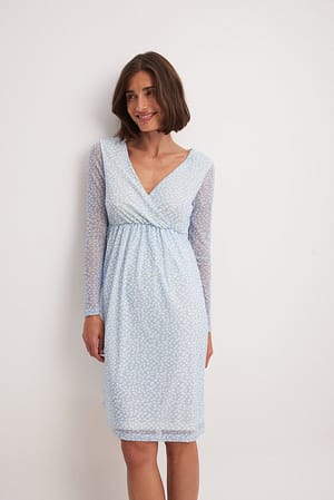 Light Blue White Floral Recyklingowana sukienka kopertowa z siateczką