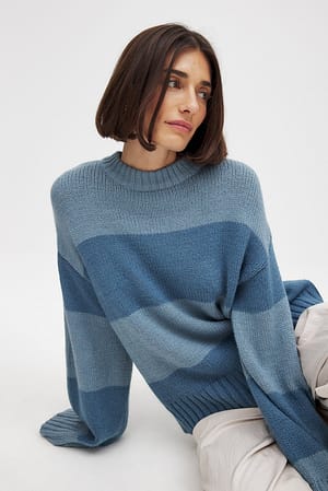 Blue Stripe Strikket sweater med striber og rund hals