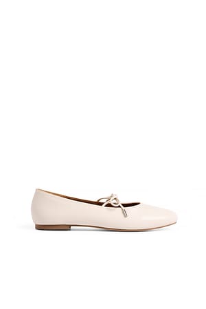 Cream Ballerinas mit abgerundeter Spitze und Riemchen