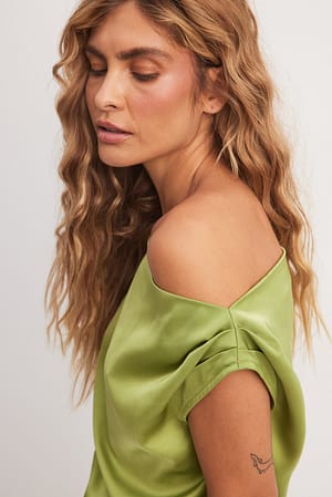 Olive Green Satijnen asymmetrische off-shoulder top