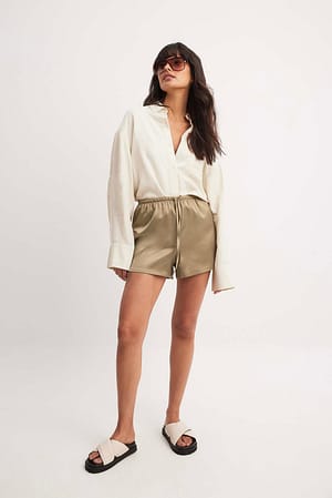 Taupe Lockere Shorts aus Satin mit hoher Taille