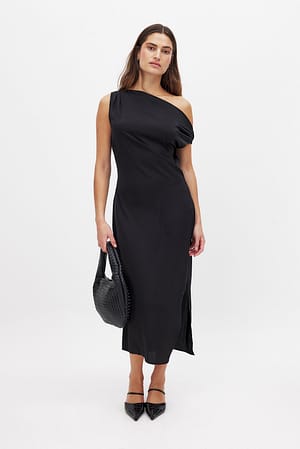 Black One-shoulder midikjole i satin