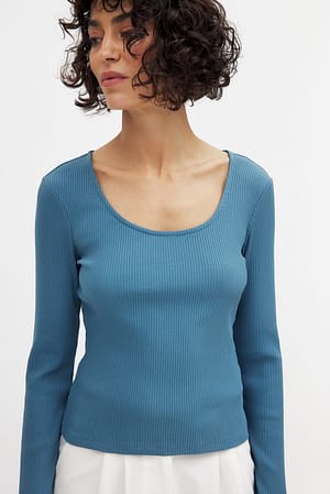 Blue Geribde top met decolleté