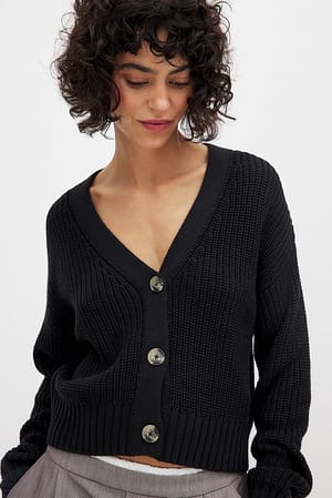 Black Kurze Strickjacke