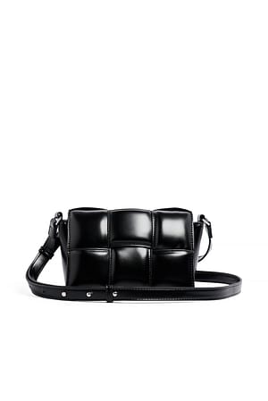 gloss black Liten puffig vävd crossbody-väska