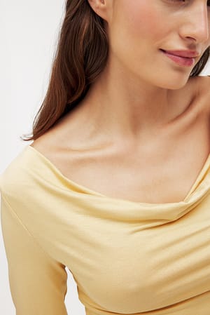 Dusty Yellow Soft Line gedrapeerde top