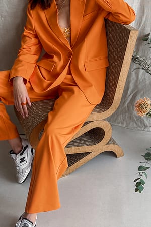 Orange Anzughose mit gerade geschnittenen Beinen
