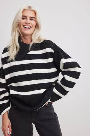 Black/White Strikket sweater med rullekrave og striber