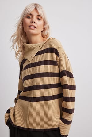 Beige/Brown Strikket sweater med rullekrave og striber