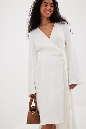 White Strukturerad klänning med knytmidja och längre rygg