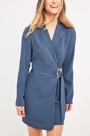 Blue Grey Strukturerad klänning med spänndetalj och omslag